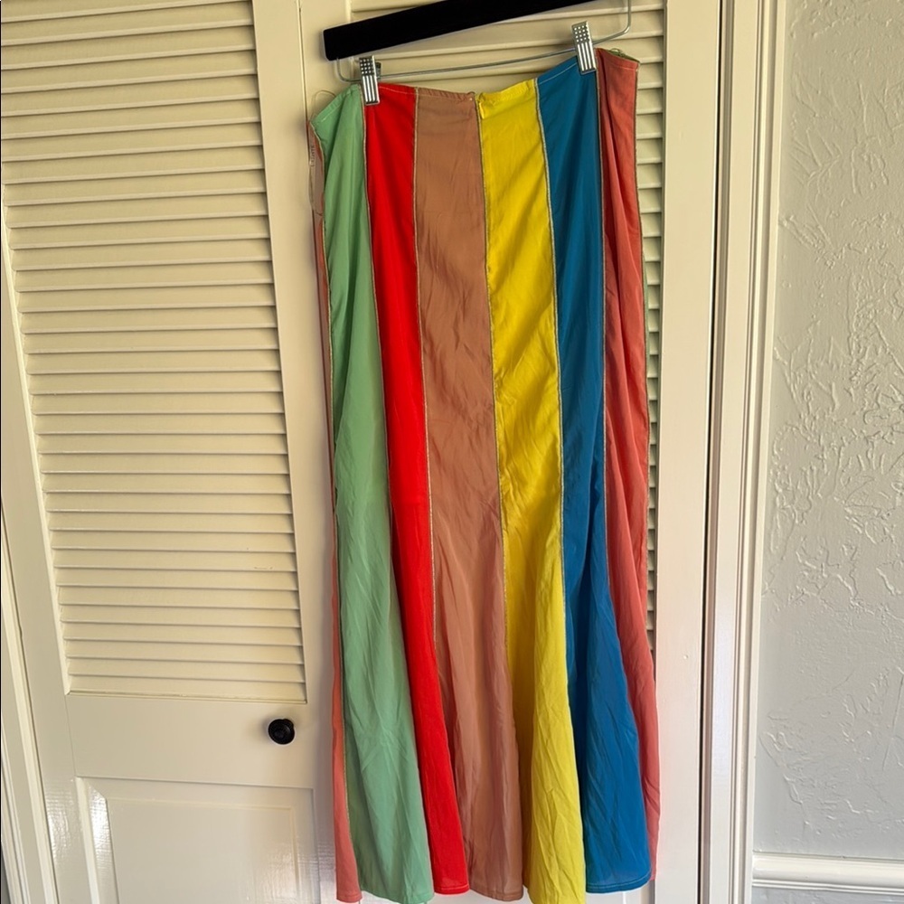Amazing skirt with front panels cut for movement and flair.  Lined - Picture 5 of 8